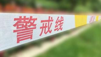 安徽芜湖造船厂一龙门吊因大风倾覆，压到治安亭致3人遇难