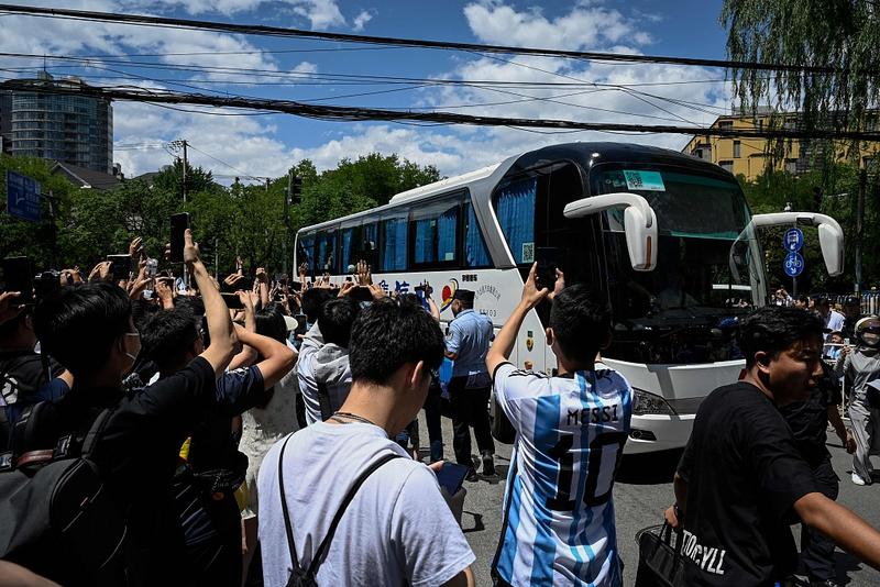 曝梅西带错护照滞留_梅西抵达国家队_球迷挽留梅西