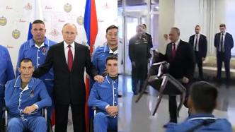 第一现场丨普京前往医院看望伤兵，还亲自搬椅子与士兵交谈