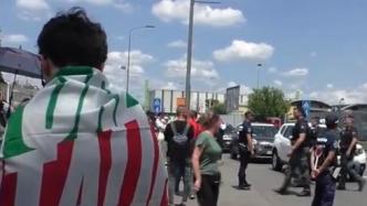 意大利前总理贝卢斯科尼去世，支持者身披国旗向其致敬