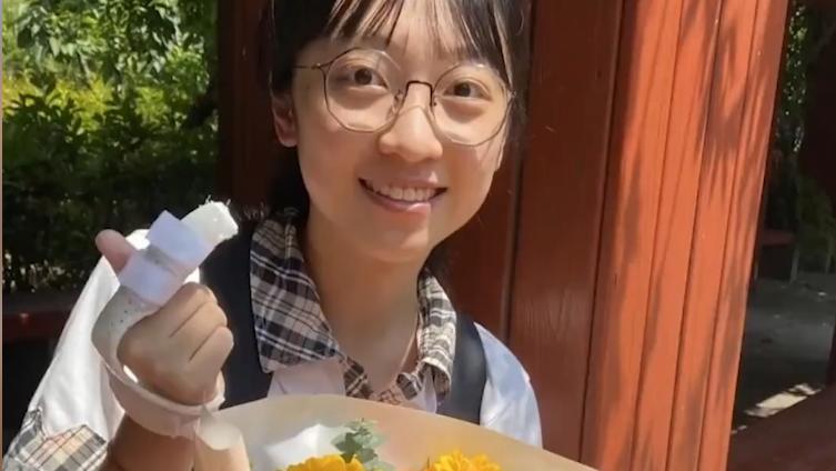 考前摔傷右手,女生苦練左手完成高考