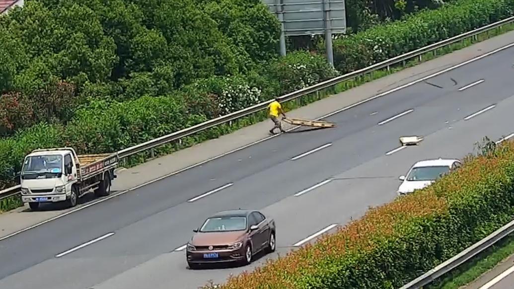 貨車司機避讓障礙物險翻車,下車熱心清理車道