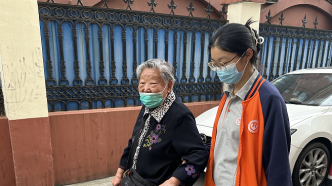 入托仅5天的张奶奶，给上海长宁这个为老服务分中心送来锦旗
