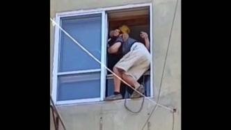 八旬老人跌落窗台，附近工人联手施救