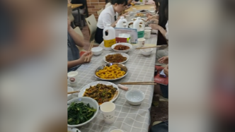 梦境解析，别人梦见你在食堂杀猪摆酒——吉凶参半的寓意