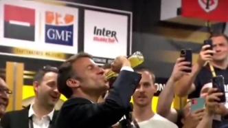 庆祝法国球队夺冠，马克龙当场对瓶吹啤酒