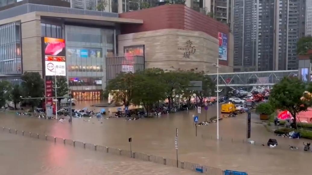 瞬时雨量超过河道行洪能力，雨水倒灌入深圳龙华一商场