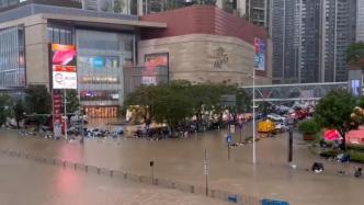 瞬时雨量超过河道行洪能力，雨水倒灌入深圳龙华一商场