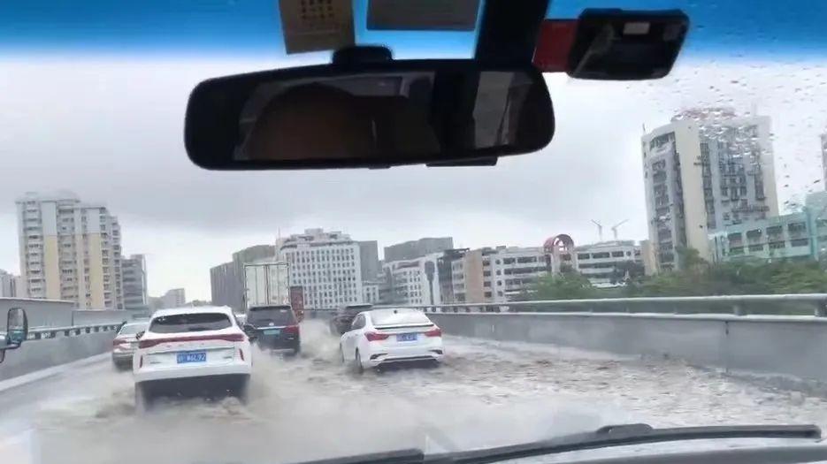 市民投訴雨天高架橋也積水，管養人員：垃圾堵住排水口