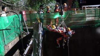工人不慎跌落20米深电缆井，消防用船型担架固定由吊车吊出