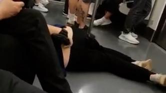 男子“躺乘”地铁，拍摄者：很不雅观，有乘客躲避