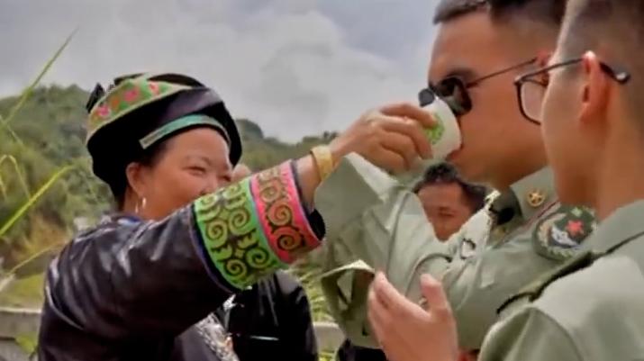 杜富國掃過的雷場已瓜果茶香，栽出來的茶取名為“富國茶”