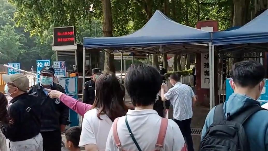 黄牛带人进校武大保卫部回应将打击:游客勿信,进去出不来_七环视频_澎湃新闻-The Paper