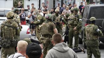 “瓦格纳”占领罗斯托夫街头，民众打卡合影握手聊天