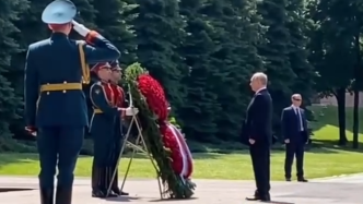纪念卫国战争爆发82周年，俄总统普京向无名烈士墓献花圈