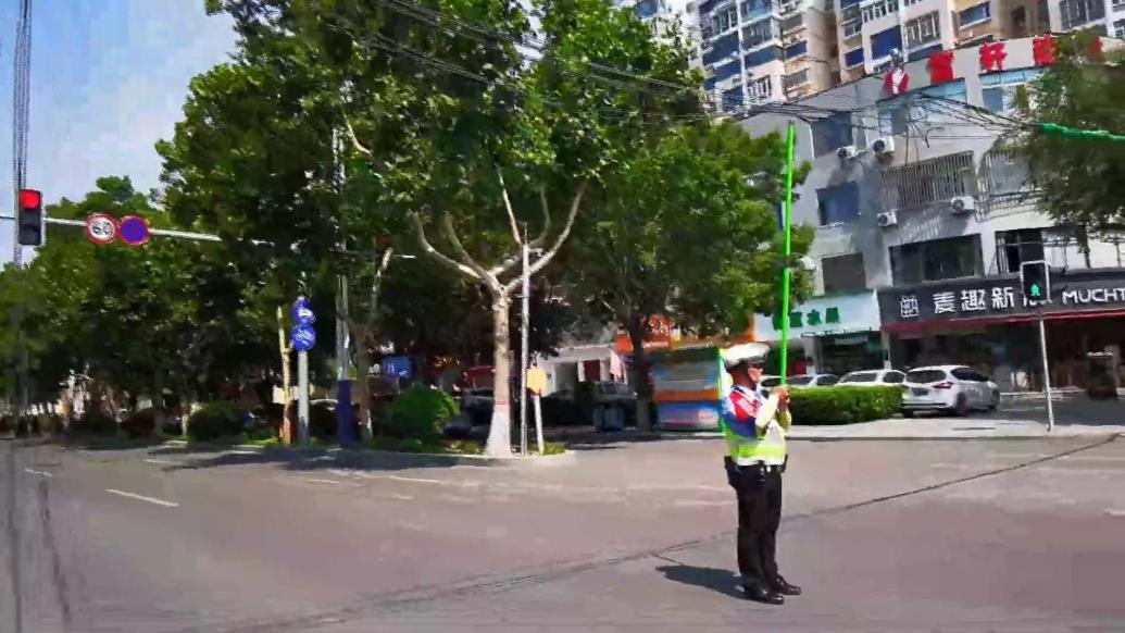 线缆垂落路中央变“拦路虎”，交警40℃高温下托举近两小时