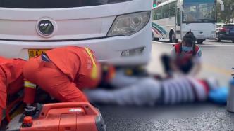 男子骑电动自行车连人带车被卷入大巴车底，武汉消防施救
