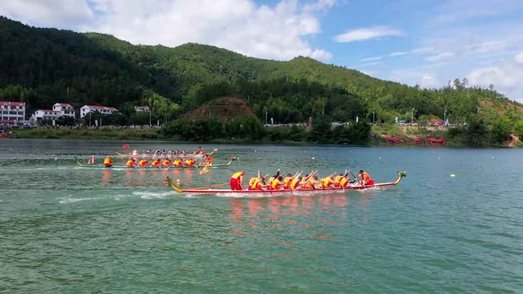 水乡泛舟挥桨逐浪，龙舟竞赛上演“速度与激情”