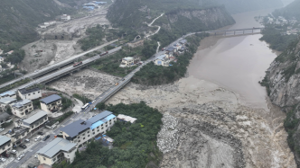 四川汶川突发泥石流灾害致7人失联，航拍灾区现场