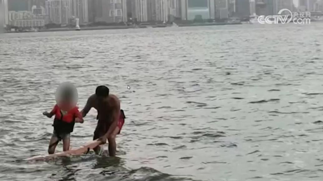小男孩被浪卷入海中，救援人员营救带上岸