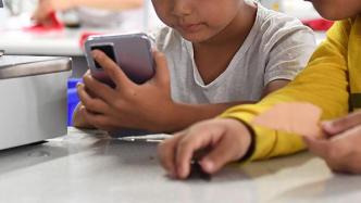 农村少年越来越“乖”，媒体：别让留守儿童在手机里迷失