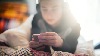 法国参议院通过法案：15岁以下用户使用社交平台需获父母同意