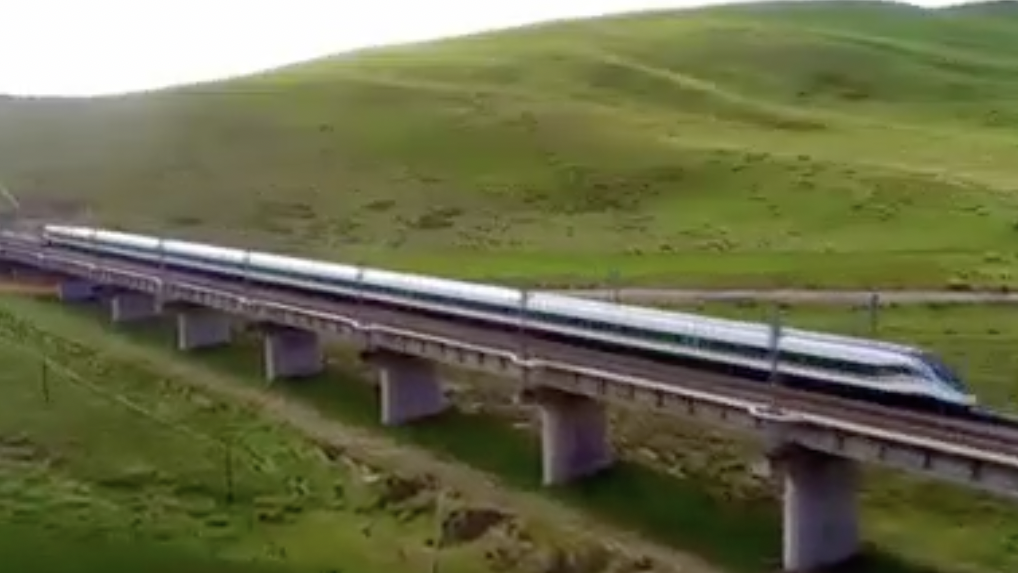 复兴号驶入青藏铁路，列车设计满足高原环境