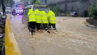 湖南古丈县发生洪涝灾害，暴雨中涌现诸多让人红了眼眶的瞬间