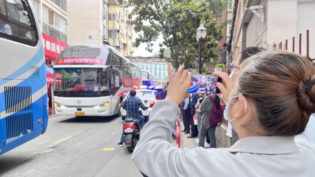 中学宣传考上985奖30万未兑现被学生起诉，被判付5万元