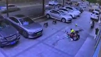 街头地砖翘起，外卖员骑车摔倒被甩飞数米