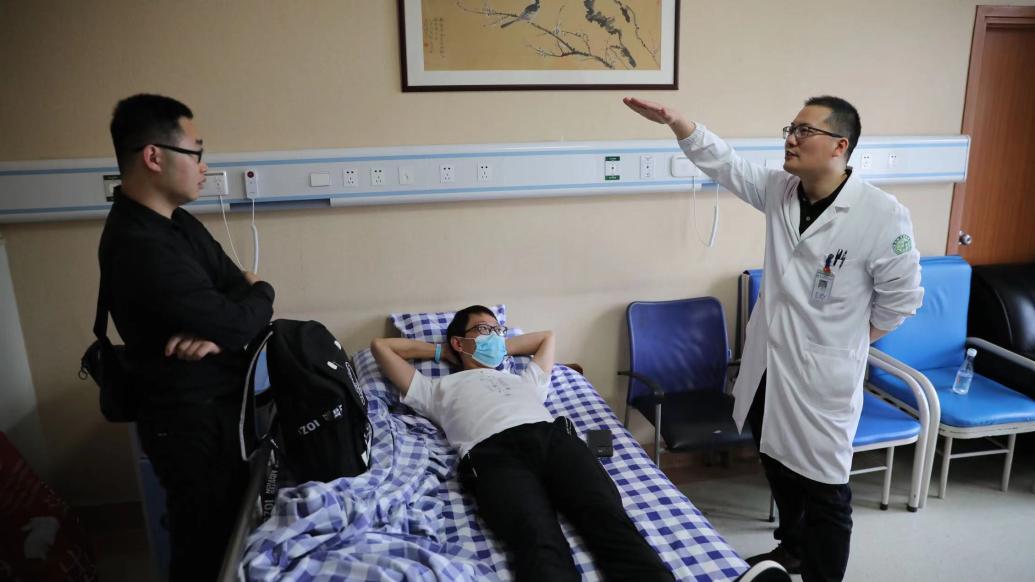 杭州跳桥救人外卖小哥今日出院，医生称还需数月休养期