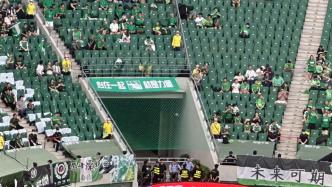 媒体：球迷冲场后北京工体加强安保措施，通道加网