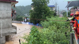湖南湘西洪水淹没村庄致多人被困，消防人员营救百名群众