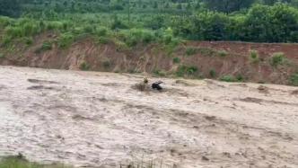 河南卢氏县暴雨致两人被困河中车顶上，当地消防：已成功救出