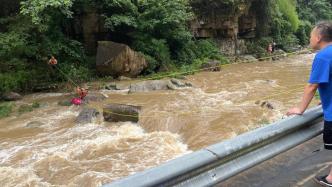 杭州一山村暴雨后溪水猛涨22人被困“孤岛”，多方紧急营救