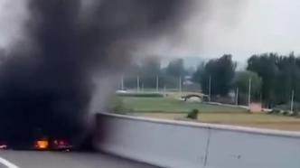 运煤车高速爆胎起火，消防人员紧急救援