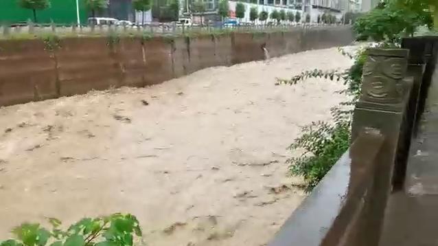 四川巴中暴雨，有地下车库被雨水倒灌车辆被淹
