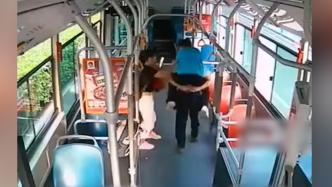 女孩晕倒，公交司机背着她千米狂奔送医