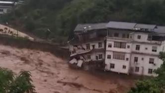 重庆巫山一村庄有房屋被洪水冲垮，当地回应无人员伤亡