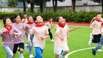 一场28万人的爱心接力​，他们为乡镇少年建了4条塑胶跑道