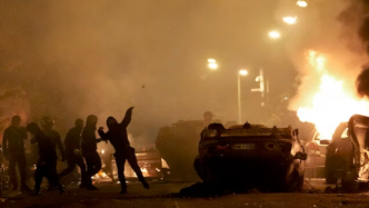 法国骚乱持续，马克龙视察巴黎警察营地表达支持