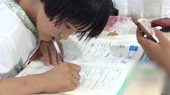 杭州防空洞正式对外开放，小学生在里面写作业