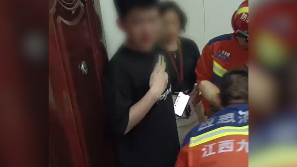 七旬老人摔伤被困浴室,消防救援时孙子担心爷爷安危心疼落泪