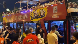 最后3个月！上海外滩大排长龙，双层敞篷观光巴士即将退出