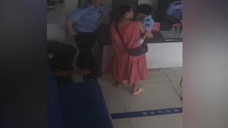 萌娃只穿“警服”不肯换，宝妈：她1岁时出车祸民警给了安全感