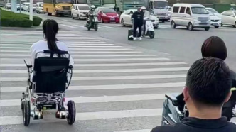 年轻人为何盯上电动轮椅，健康人坐电动轮椅出行违规吗？