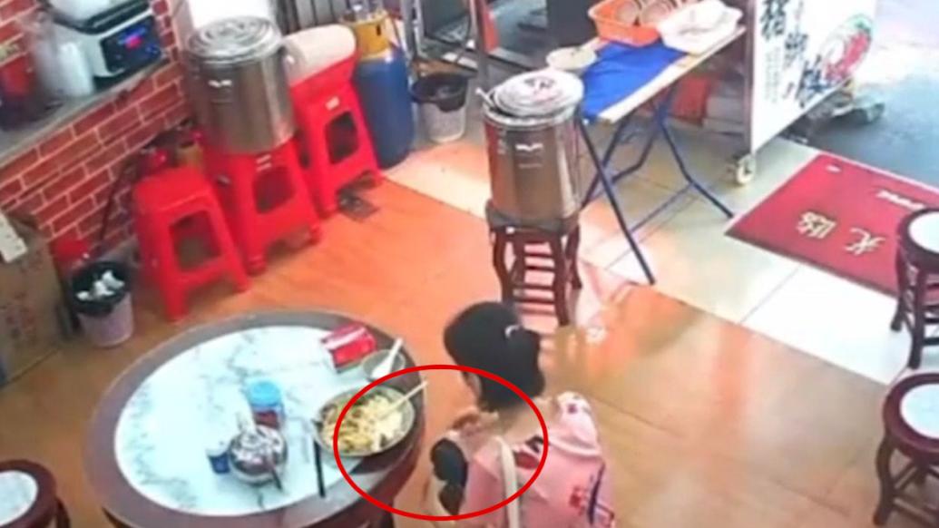 广州警方：女子在餐饮店投放不明物品致人送医，已被抓获