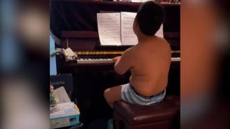 小男孩沉浸式弹钢琴边扭边唱，网友：连肉肉都在卡点