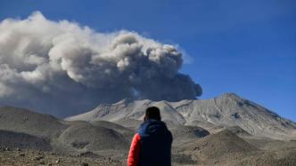 早安·世界｜秘鲁乌维纳斯火山喷发，火山灰柱高达5500米