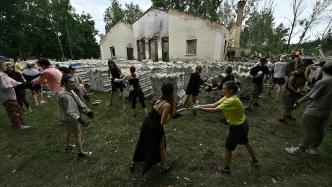 早安·世界｜重建家园，乌克兰志愿者废墟中收集可用建筑材料